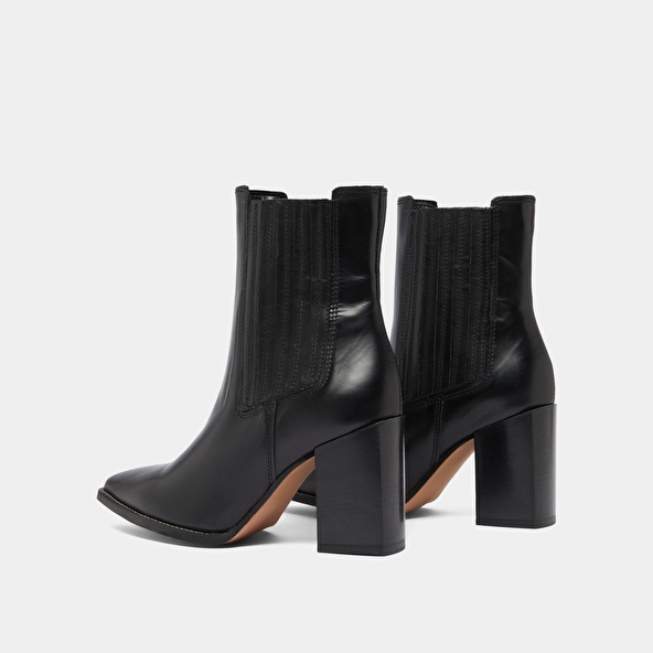 Ankle boots with heels and pointed toes in black leather | PERLINE
