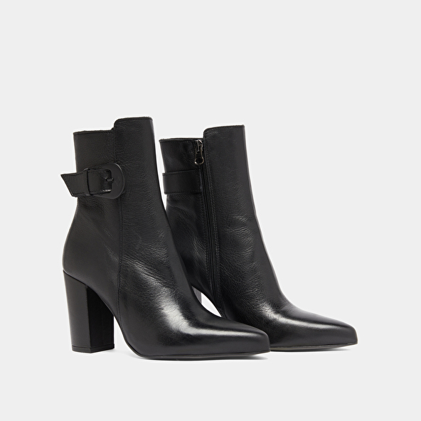 Bottines à bouts pointus et boucles in black leather | BETH