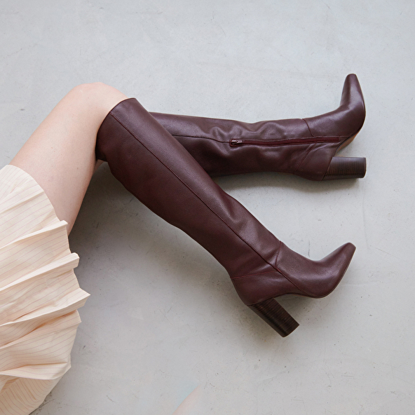 High boots with heels and pointed toes in burgundy leather | BETHANY