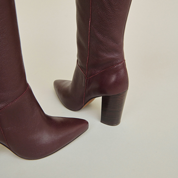 High boots with heels and pointed toes in burgundy leather | BETHANY