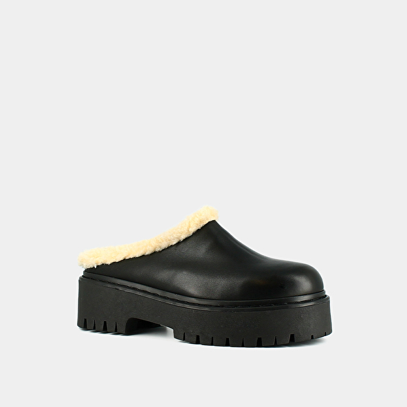 Round-toed mules with notched soles in black leather | RAYA