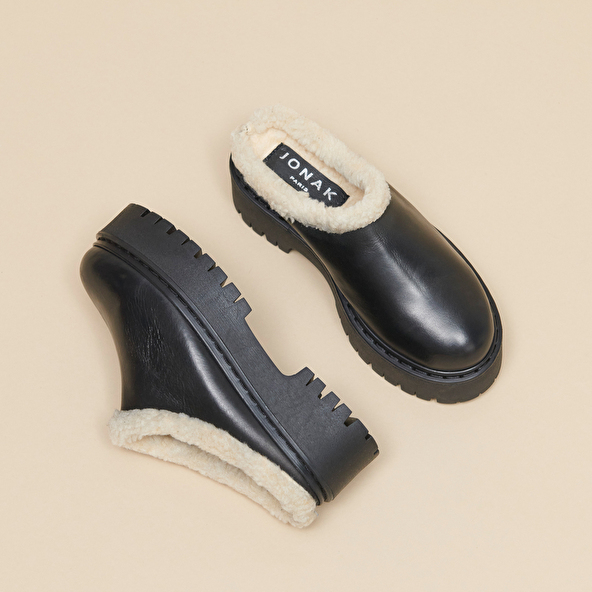 Round-toed mules with notched soles in black leather | RAYA