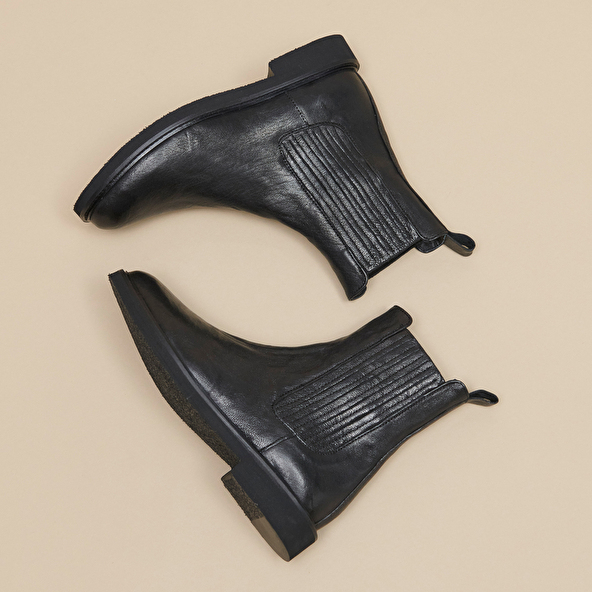 Chelsea boots in black aged leather | RICK
