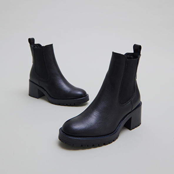 Lowboots with elastic bands in black grained leather | CECILE