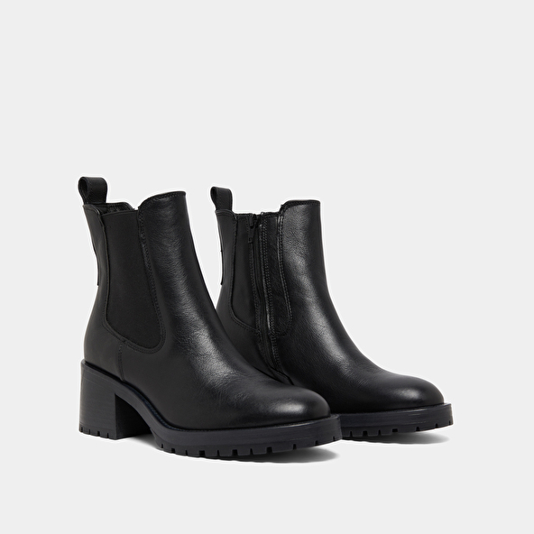 Lowboots with elastic bands in black grained leather | CECILE