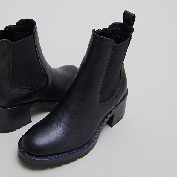 Lowboots with elastic bands in black grained leather | CECILE