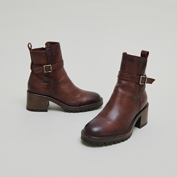 Bottines à bouts ronds et boucles in cognac reptile leather | CLOVIS
