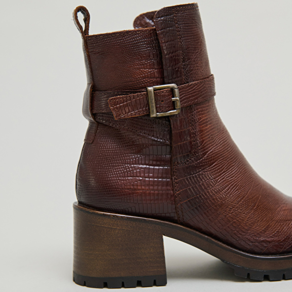 Bottines à bouts ronds et boucles in cognac reptile leather | CLOVIS