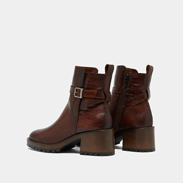 Bottines à bouts ronds et boucles in cognac reptile leather | CLOVIS