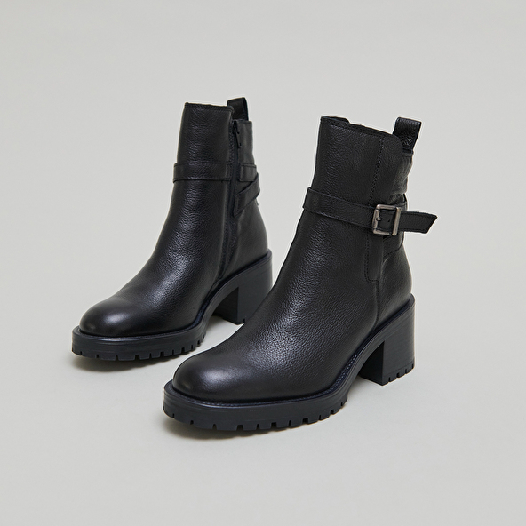 Bottines &agrave; bouts ronds et boucles in black grained leather | CLOVIS