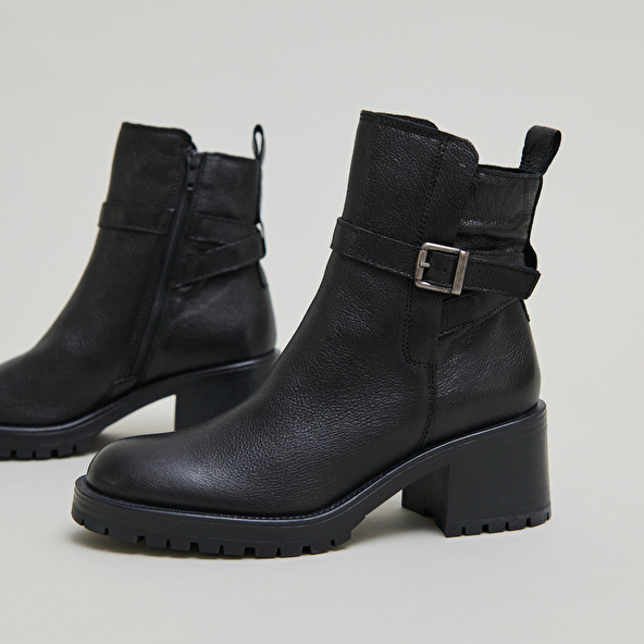 Bottines &agrave; bouts ronds et boucles in black grained leather | CLOVIS