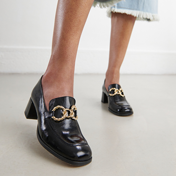 Mocassins à bouts arrondis et boucles do... in black glazed leather | VINCENNES