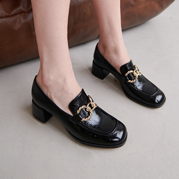 Mocassins à bouts arrondis et boucles do... in black glazed leather | VINCENNES