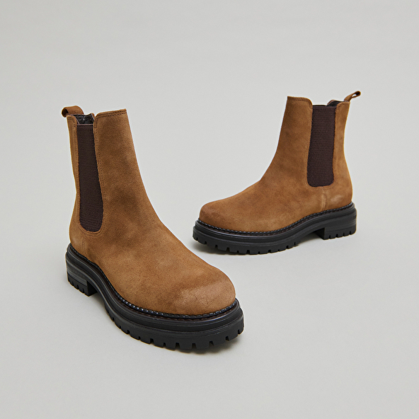Bottines à semelles crantées et élastiqu... in cognac suede | ADALARD