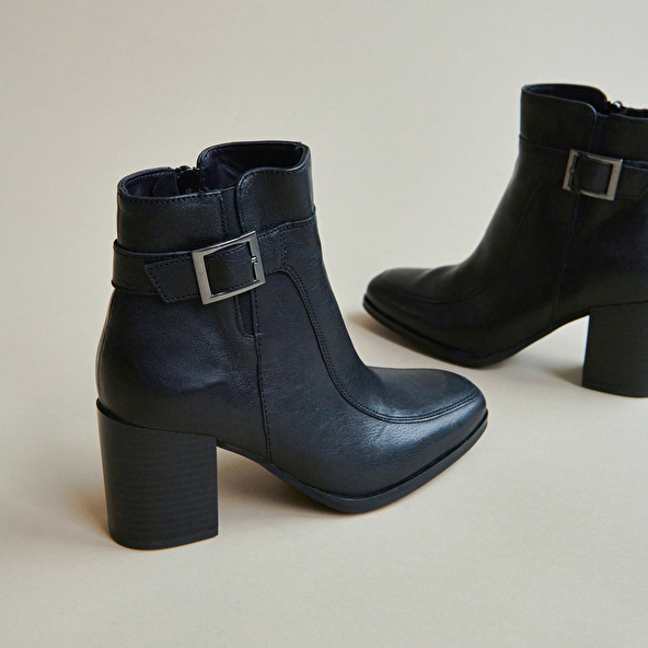 Heeled boots with buckles in black leather | ADRIETTE