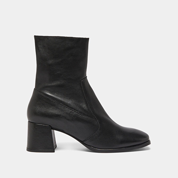 Oval-toe boots in black leather | ARGENTAT