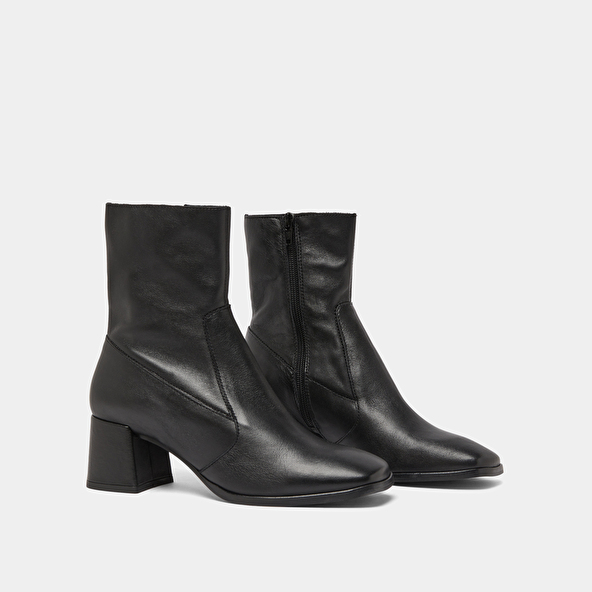 Oval-toe boots in black leather | ARGENTAT