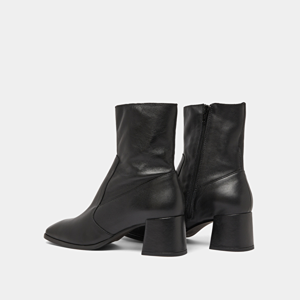 Oval-toe boots in black leather | ARGENTAT