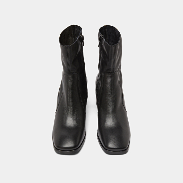 Oval-toe boots in black leather | ARGENTAT