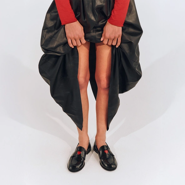 Loafers round-tipped in black shiny leather | DONJUAN