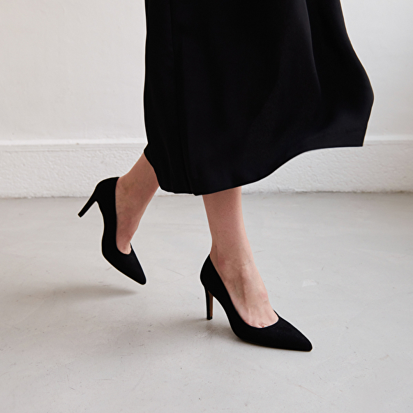 Pumps with pointed ends in black velvet | BABOR