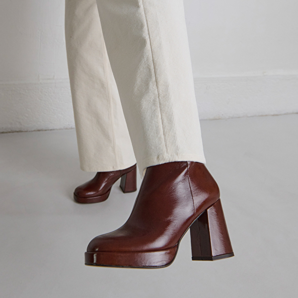 Mocassins à talons et bouts arrondis in black leather | VOLTURA