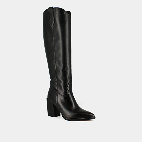 Pointed boots with heels in black leather | PAPRIKA
