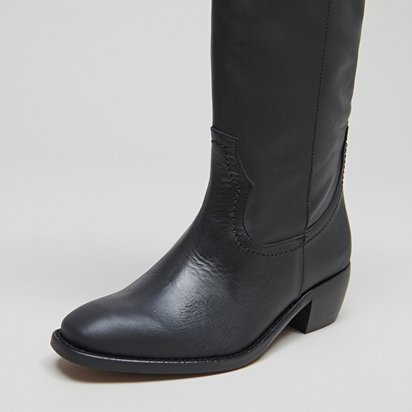 High boots with oval toes in black leather | MANHATTAN