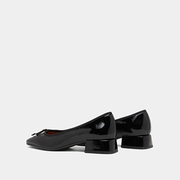 Ballet flats with square toes in black pleated patent | DYBIL