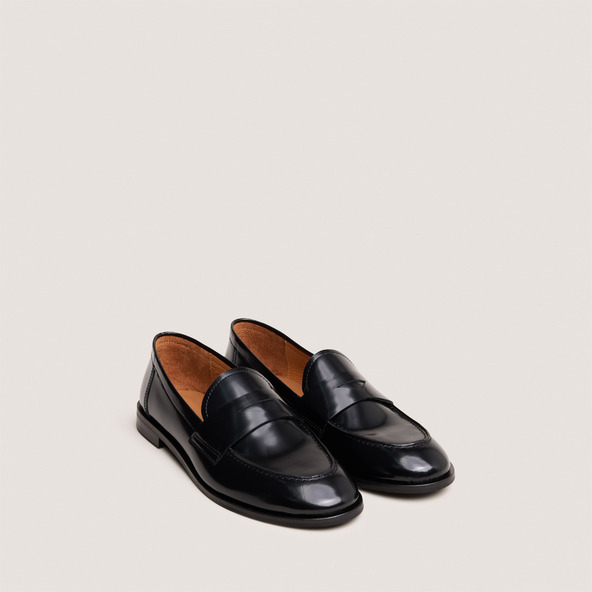 Round-toe loafers in black shiny leather | THELMA
