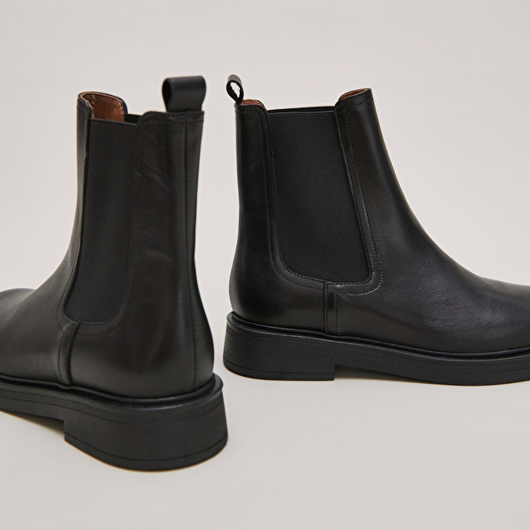 Round-toe lowboots in black leather | AGEN