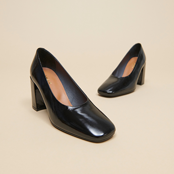 Pointed-toe pumps in shiny black leather | DELAWARE