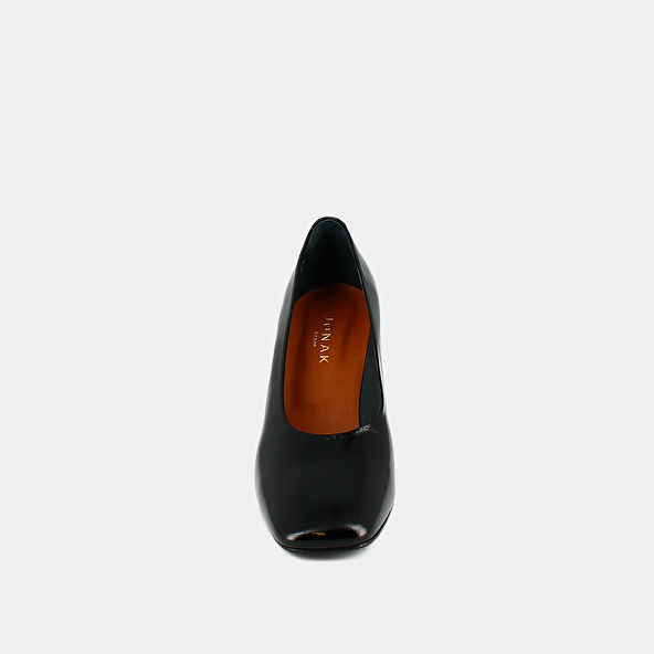 Pointed-toe pumps in shiny black leather | DELAWARE