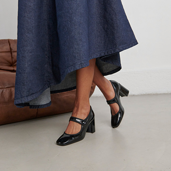 Heeled babies with big buckle straps in black pleated patent leather | DRANCY