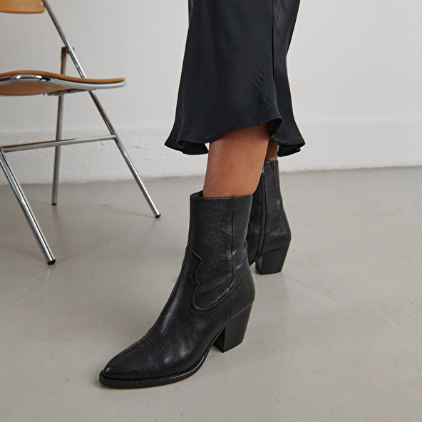 Heeled ankle boots with topstitch in black leather | DJAMENA