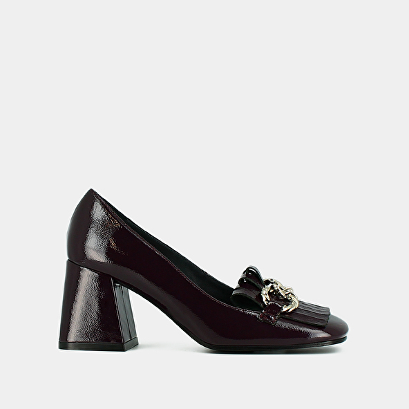 Heeled loafers with silver buckles in purple pleated patent | DOMITILLE