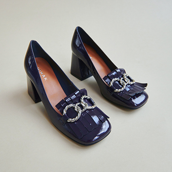 Heeled loafers with silver buckles in purple pleated patent | DOMITILLE