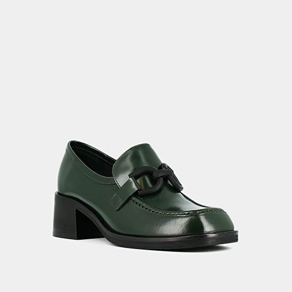 Loafers with heels in fir green shiny leather | DARKNET