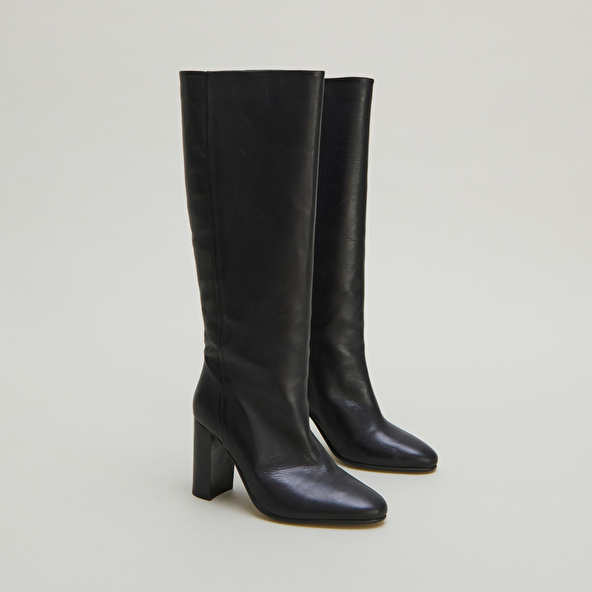 Boots with heels in black leather | VENEZUELA