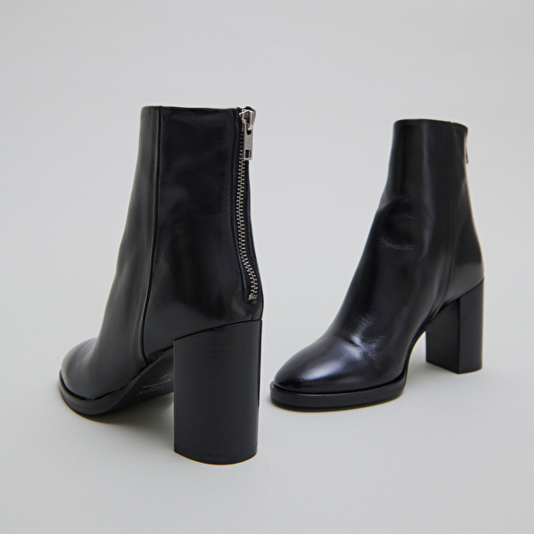 Ankle boots with heels in black leather | DEEP