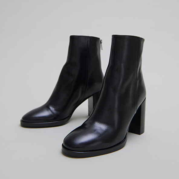 Ankle boots with heels in black leather | DEEP