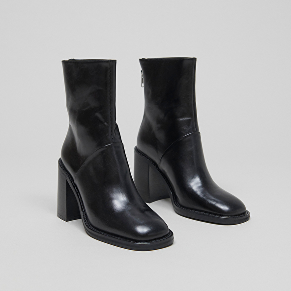 Boots with high heels in black leather | DUTY