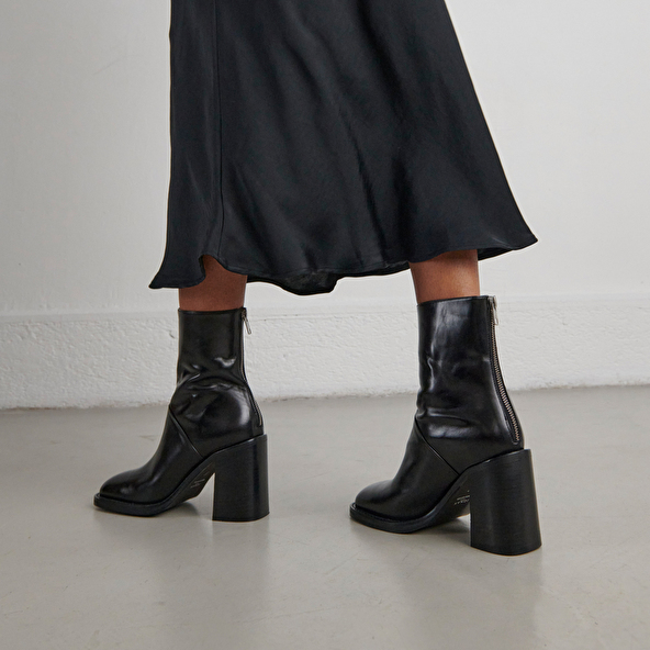 Boots with high heels in black leather | DUTY