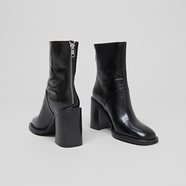 Boots with high heels in black leather | DUTY
