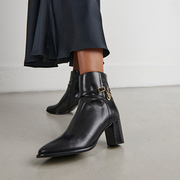 Ankle boots with high heels and gold charms in black leather | DRAME