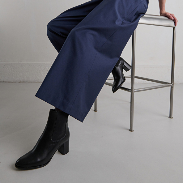 Ankle boots with heels and elastics in black leather | DEVIN