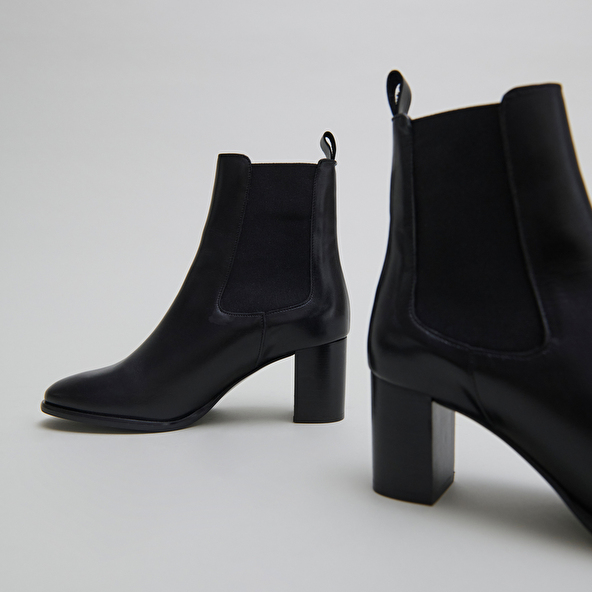 Ankle boots with heels and elastics in black leather | DEVIN