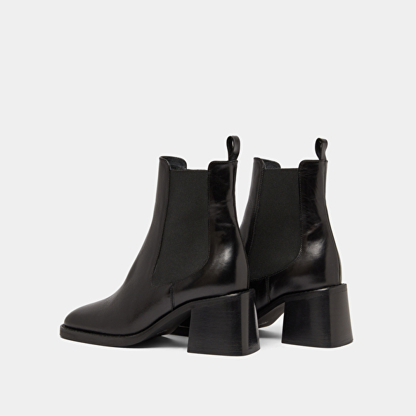 Ankle boots with elastics and chunky heels in black leather | DUCK