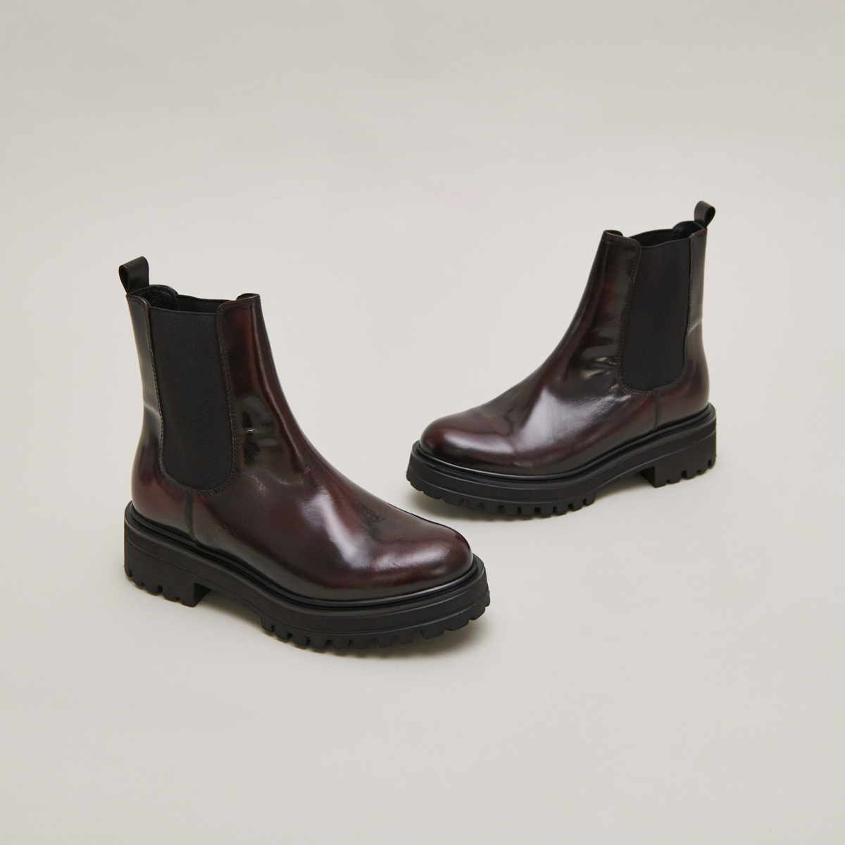 Boots à semelles crantées et élastiques in burgundy patinated leather | AMANDINE