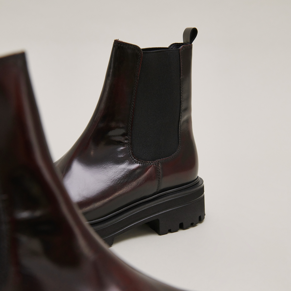 Boots à semelles crantées et élastiques in burgundy patinated leather | AMANDINE